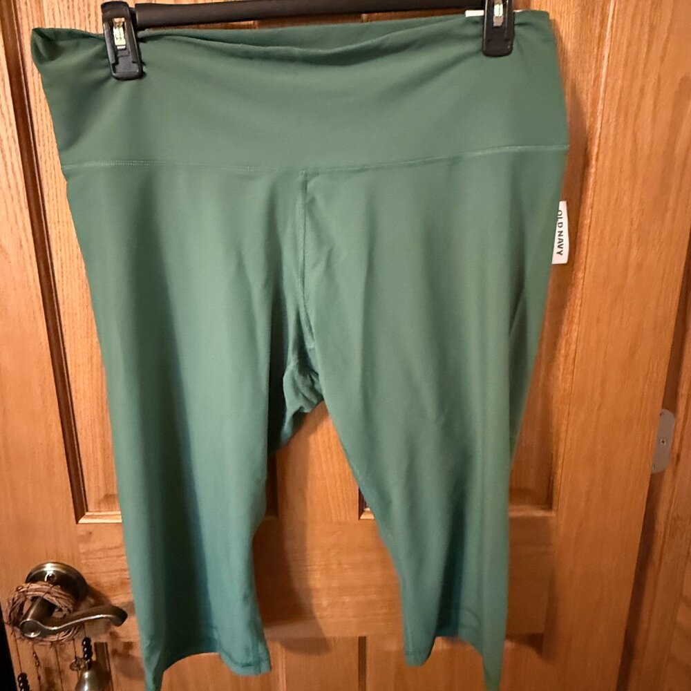 PLUS Women's Cropped Leggings